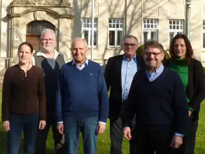 Dr. Annedore Rikus (von links) bedankte sich bei Heinrich Sch&uuml;tte, Josef Pahls, Georg Haupt, Martin B&uuml;ssing, Christina Siemer-Brake. Es fehlt Ingo G&ouml;tting.