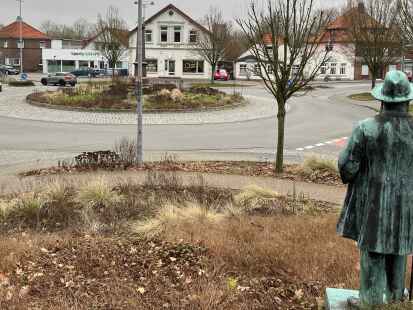 Kreisverkehrsplatz vor der Stadthalle Friedeburg in Atens