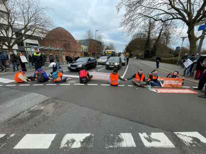 Die Letzte Generation blockierte eine Stra&szlig;e in Oldenburg.
