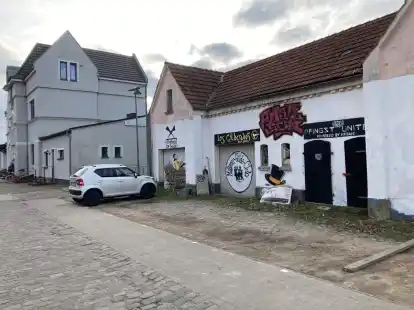 Die Sanierung des Bahnhofsgeb&auml;udes (hinten) betrachten viele Kritiker als durchaus gelungen &ndash; das Umfeld jedoch sorgt zunehmend f&uuml;r Ver&auml;rgerung. Das alte Latrinengeb&auml;ude (vorne) w&uuml;rde Eigent&uuml;mer Frank St&ouml;ver gern abrei&szlig;en, aber  f&uuml;r den geplanten Neubau m&uuml;sste der Bebauungsplan ge&auml;ndert werden.