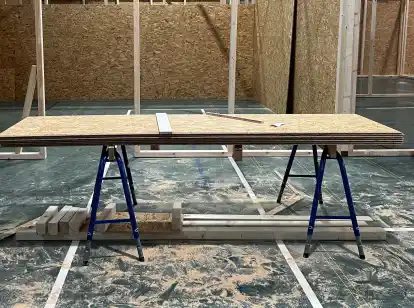 Die Sporthalle beim Umbau zur Fl&uuml;chtlingsunterkunft.