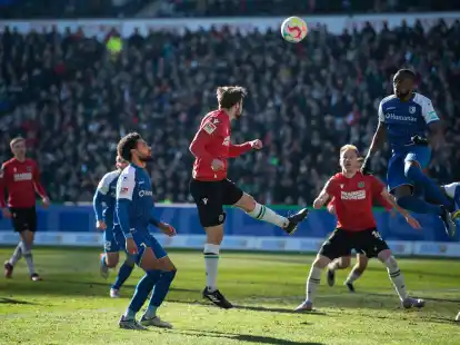 Hannovers Louis Schaub k&ouml;pft sein Tor zum 1:2.