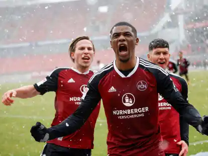 Der N&uuml;rnberger Kwadwo Duah (M) feiert seinen Treffer gegen den SV Sandhausen..