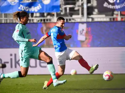 Der Kieler Steven Skrzybski (r) setzt sich gegen Paderborns Bashir Humphreys durch.