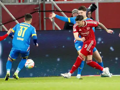 Dawid Kownacki (r) brachte die Fortuna gegen die Eintracht in F&uuml;hrung.