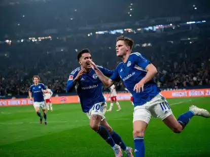 Schalkes Marius B&uuml;lter (r) jubelt nach seinem Treffer gegen den VfB Stuttgart.