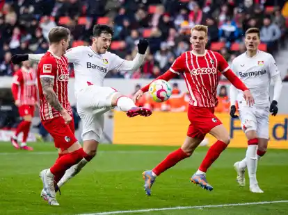 Lebendiges Spiel, kein Sieger: Leverkusens Sardar Azmoun (2.v.l) macht das Tor zum 1:1-Endstand.