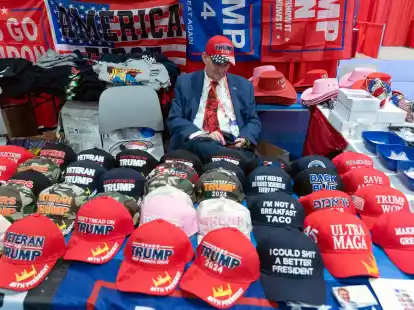 Trump-Kappen und Flaggen werden an einem Stand auf der Conservative Political Action Conference, CPAC 2023, verkauft.