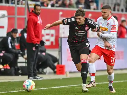 Regensburgs Blendi Idrizi (r) im Zweikampf mit dem D&uuml;sseldorfer Kristoffer Peterson.