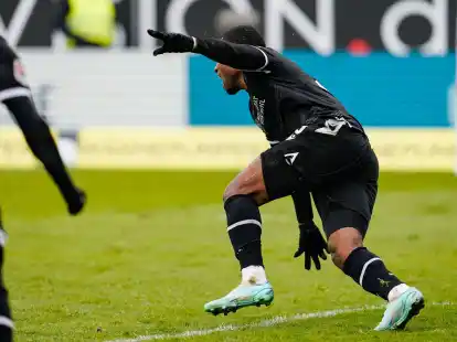 Sandhausens Franck Evina traf in der Nachspielzeit zum Ausgleich gegen Kiel.