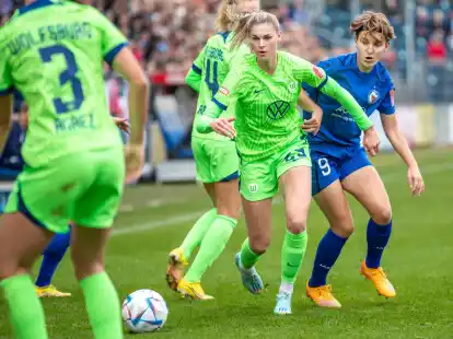 Die W&ouml;lfinnen unterlagen Hoffenheim trotz des fr&uuml;hen Tores von Jule Brand (M). (Archivbild)