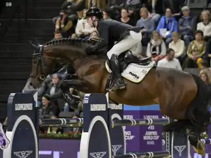 Marcus Ehning auf seinem Pferd reitet Stargold.