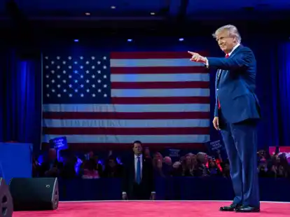 Auf der &laquo;Conservative Political Action Conference&raquo;, kurz CPAC, begr&uuml;&szlig;t Donald Trump sein Publikum.