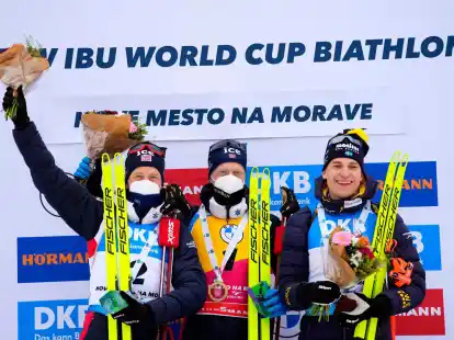Tarjei B&ouml; (l) und Johannes Thingnes B&ouml; waren mit Masken bei der Siegerehrung.