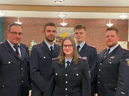 Jan Holst (von links), Jannek Arnold, Larissa Semmler, Marvin Jan&szlig;en und Don Hollje (Stellvertretender Ortsbrandmeister).