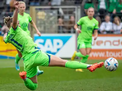 Wolfsburgs Alexandra Popp beim Torabschluss.