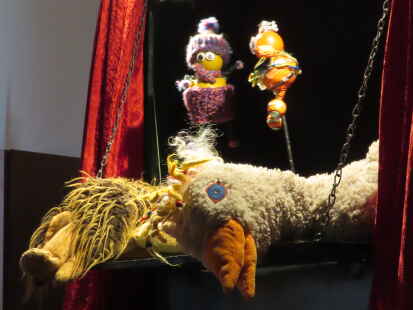 Schwein Detlef und Gans Anna haben sich schlafen gelegt und tr&auml;umen von Extrem-Energiesparer Toni und Strom-Verschwenderin Robert Power.