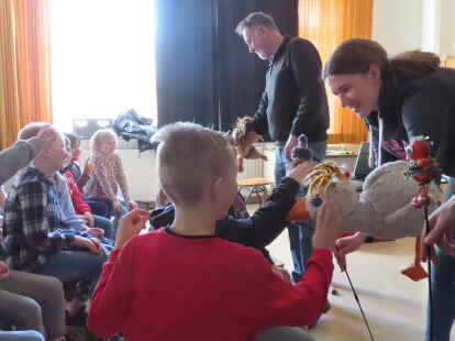 Einmal streicheln bitte: Nach dem St&uuml;ck traten die Puppenspieler Joachim Gr&uuml;ner und Sina Kr&uuml;ger vom &Ouml;kowerk mit den Figuren vor die B&uuml;hne.