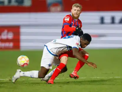 Darmstadt 98 um Frank Ronstadt (l) strauchelte in Heidenheim.