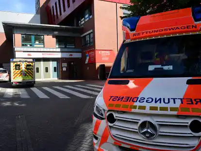 In den Notaufnahmen (hier die des Klinikums) landen nicht nur Notfallpatienten. Besonders bei einer engen Personaldecke auf Stationen kann es dann zu einem Rückstau kommen.
