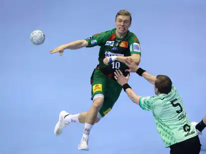 Die Magdeburger um Gisli Kristjansson (l) holten sich gegen die F&uuml;chse einen Sieg.