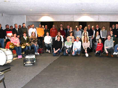 Kamen wieder zum &Uuml;bungsabend zusammen: Musikerinnen und Musiker des Spielmannszuges Gro&szlig;enkneten, des Musikvereins Beverbruch und der Jagdhornbl&auml;ser Sager Heide