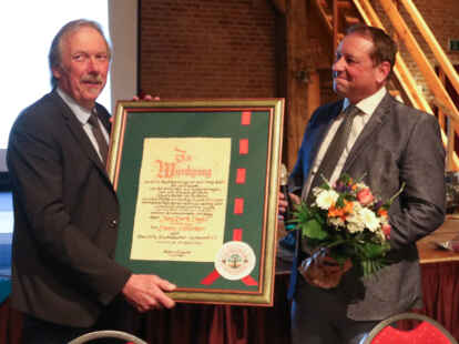 Helfried Goetz (rechts) bedankt sich bei Jan-Dirk Vogts f&uuml;r dessen gro&szlig;es Engagement im FKV-Vorstand.