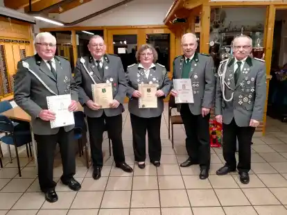 F&uuml;r ihre lange Mitgliedschaft geehrt: Willi Bolte (70 Jahre, von links), Manfred Tiegs (40 Jahre), Wilfriede Meyer (40 Jahre) und Egon Hofemann (60 Jahre), mit dem stellvertretenden Vorsitzenden Manfred Jaschke