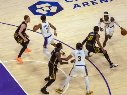 Der deutsche Nationalspieler Dennis Schr&ouml;der (r) von den Los Angeles Lakers in Aktion.