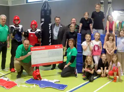 Der TuS Glarum freut sich &uuml;ber die Spende der LzO.