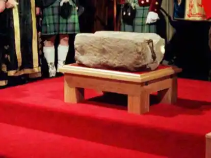 Der Steins des Schicksals (auch Stein von Scone) in der Gro&szlig;en Halle von Edinburgh Castle. Der Kr&ouml;nungsstein ist ein Symbol der schottischen Monarchie.