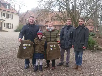 Ren&eacute; Achtert (von links), Klassensprecherin Melina, Christine Meyerj&uuml;rgens, Oliver Knagge und Jonas Marhoff  pr&auml;sentieren die &bdquo;Naturpark-Entdeckerwesten&ldquo;.