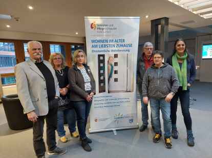 Sie beraten ehrenamtlich zum Wohnen im Alter (von links): J&uuml;rgen L&uuml;dtke (Ganderkesee), Anke Hofmeister-B&ouml;lk (Hatten), Susanne Beck (Wildeshausen), R&uuml;diger Laudien (Ganderkesee), Regina Nagel (Wildeshausen) und Hella Einemann-Gr&auml;bert (D&ouml;tlingen). Es fehlen Doris Josquin, Erika Lisson (beide Ganderkesee) und Martina Weisensee (Hude).