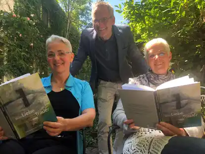 Meike Dismer (links) und Bettina Ebert freuen sich gemeinsam mit Verleger Florian Isensee &uuml;ber die Ver&ouml;ffentlichung des Buches  &bdquo;So viel Liebe in deiner Trauer&ldquo;.