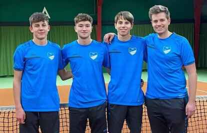 Meister in der Tennis-Regionsklasse: die Herren der TSG Hatten-Sandkrug mit Louis Triphaus (von links), Bennet Heick, Timo Peschke und Simon Hohnholt. Zum Team geh&ouml;ren au&szlig;erdem Matti L&uuml;ers, Carsten K&ouml;hler, Hannes Funke, Lucas Vogt und Bennet Ehlers.