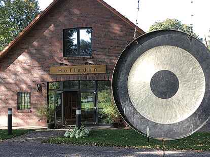 Im &bdquo;Bullenstall&ldquo; auf Gut Sannum findet die Versammlung statt.