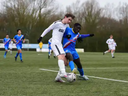 Abgeblockt: Die U 17 des JFV Nordwest (wei&szlig;es Trikot) unterlag Eintracht Braunschweig 0:2.