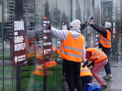 Klimaaktivisten der Letzten Generation beschmieren und plakatieren die gl&auml;serne Grundgesetz-Skulptur im Berliner Regierungsviertel.