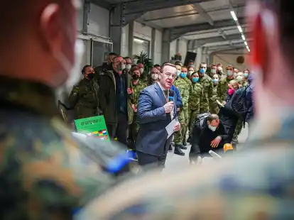Bundesverteidigungsminister Boris Pistorius (SPD) beim Besuch des deutschen Einsatzkontingents in Litauen.