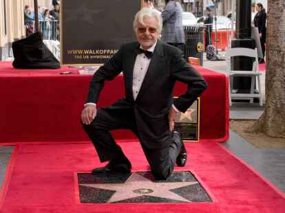 Der italienische Kinostar Giancarlo Giannini neben seinem Stern auf dem Hollywood &laquo;Walk of Fame&raquo;.