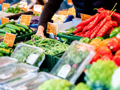 Viel frisches Gem&uuml;se und Obst landet derzeit bei den beiden Wittmunder Redakteurinnen auf dem Teller.