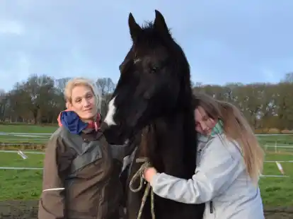 Brigit N. (links) und ihre Tochter Monique mit ihrem Pferd Januri. Am vergangenen Freitag ist das Pferd zum zweiten Mal vom Wolf angegriffen worden.