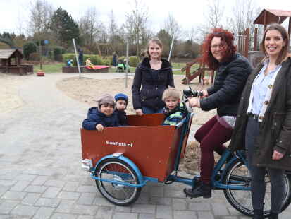 Von der Gl&uuml;ckspfennig-Aktion bei Airbus konnte die heilp&auml;dagogische Fr&uuml;hf&ouml;rderung der Lebenshilfe in Wildeshausen ein Lastenfahrrad anschaffen. Von links: Christina R&ouml;nnau, Andrea Menke und Kita-Leiterin Jeanette Scholz mit den Kindern Marwan, Yusuf und Luca.