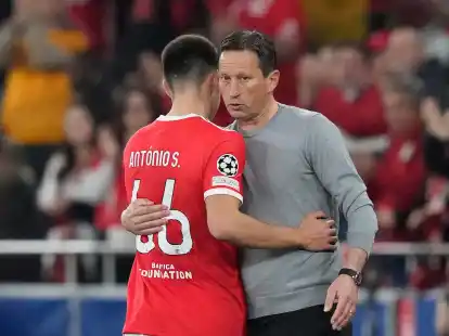 Benficas Trainer Roger Schmidt (r) umarmt seinen Spieler Antonio Silva, nachdem er ausgewechselt wurde.