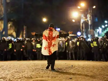Das umstrittene &laquo;Agenten&raquo;-Gesetz hat in Tiflis tausende Menschen auf die Stra&szlig;e gezogen, es kam zu Auseinandersetzungen mit der Polizei.