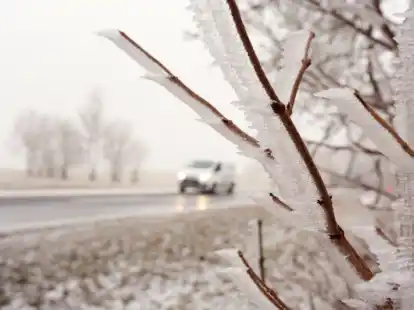Glatte Stra&szlig;en haben heute Morgen Autofahrer in ganz Ostfriesland erwartet. (Symbolbild)