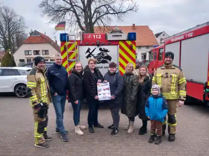 Das Betreuerteam der neuen Kinderfeuerwehr Hahn (von links): Thorben Bergmann, Bent K&ouml;nig, Kathrin Oltmanns, Sarina Behrens, Yvonne Poppen, Ilona Menke, Jule Stalter und Heinz B&uuml;cking mit seinem Sohn.