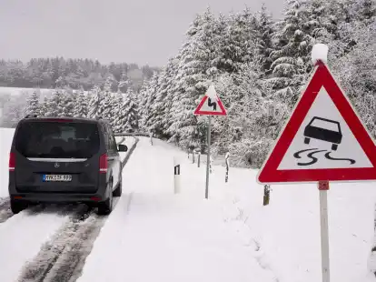 Nach einem Wintereinbruch sind die Stra&szlig;en in der Eifel in der N&auml;he des N&uuml;rburgrings verschneit.