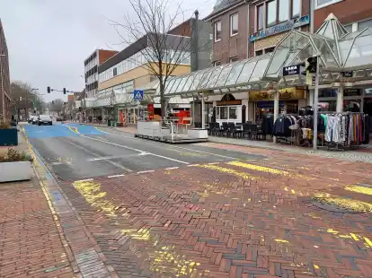 Die Fahrbahnmarkierung in der Neutorstra&szlig;e ist ab und soll ersetzt werden, doch wie, das soll sich nach Ostern entscheiden.