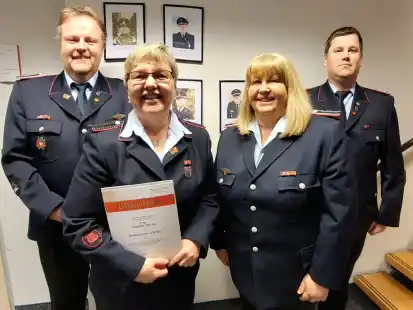 Ortsmusikzugf&uuml;hrer Ralf Lemke (links), Stellvertreter Heiner Meyer (rechts) und die musikalische Leiterin Sabine Engelmann-Lemke ehrten Angelika Strunk (Zweite von links).